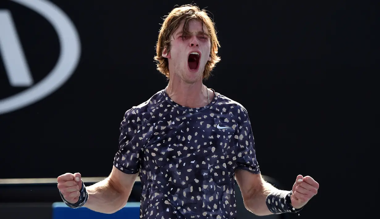 Petenis Rusia, Andrey Rublev merayakan kemenangannya melawan David Goffin dari Belgia pada pertandingan tunggal putra hari keenam turnamen tenis Australia Terbuka 2020 di Melbourne (25/1/2020). (AFP Photo/John Donegan)