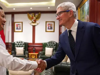 Selebaran foto yang dirilis pada 17 April 2024 oleh Kementerian Pertahanan Indonesia ini menunjukkan Menteri Pertahanan Indonesia dan Presiden terpilih Prabowo Subianto (kiri) bertemu dengan CEO Apple Timothy Donald Cook atau Tim Cook di Kantor Kementerian Pertahanan di Jakarta. (Handout/Kementerian Pertahanan Indonesia/AFP)