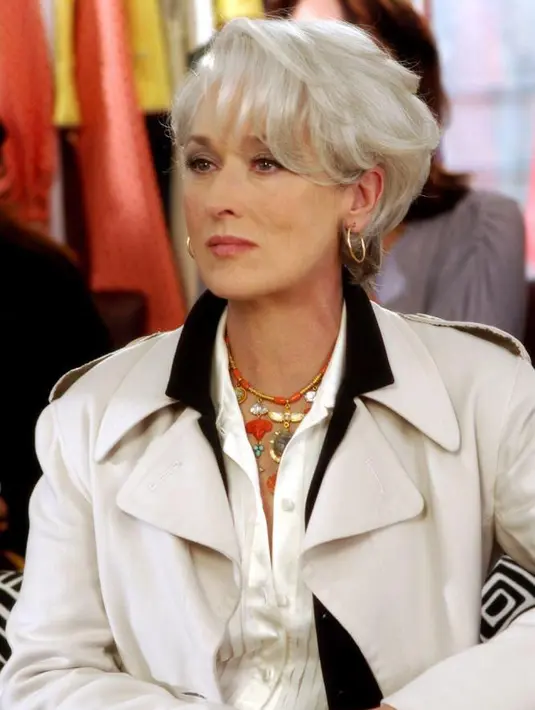 Kalung colorful membuat outfit monokrom hitam-putih tampil semakin stand out  (Foto: vogue.com.au).