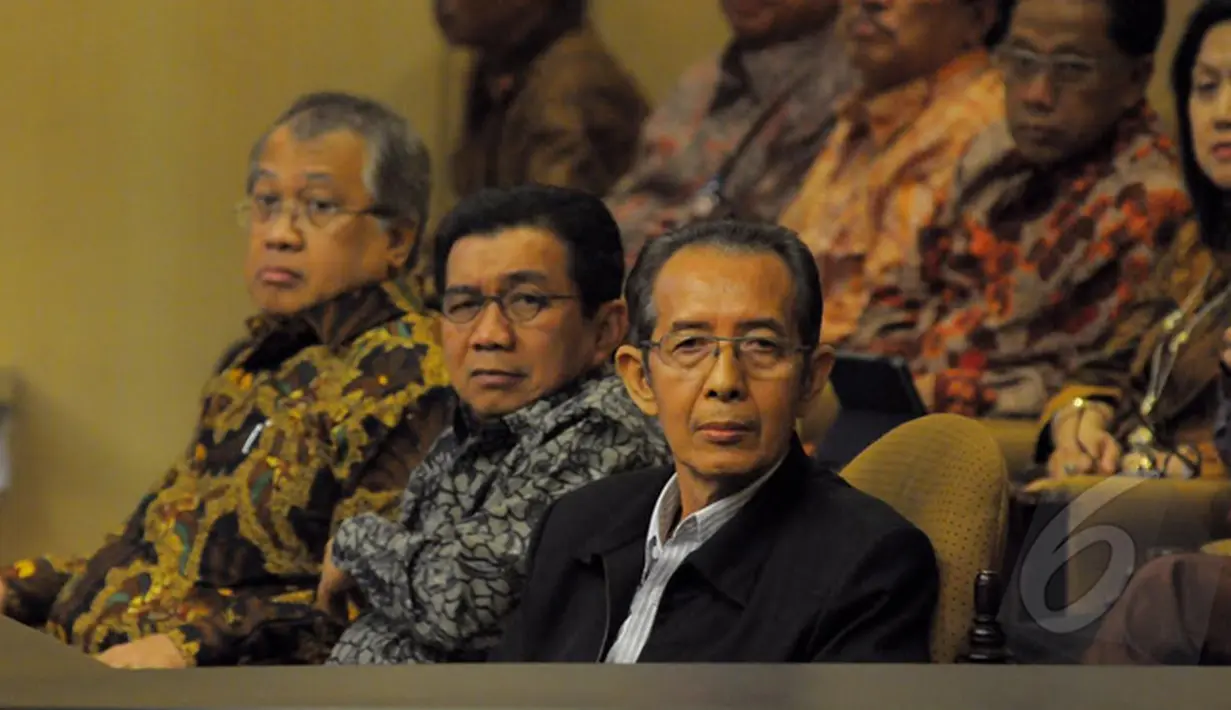 Wakil Ketua KPK Zulkarnaen (depan) mengikuti agenda penyerahan Laporan Harta Kekayaan Penyelenggara Negara (LHKPN) anggota DPD saat sidang Paripurna DPD di Gedung Nusantara V, Jakarta, Rabu (18/02/2015). (Liputan6.com/Andrian M Tunay)