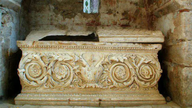 Salah satu peti jenazah yang diduga pernah menjadi tempat jasad St. Nicholas di Demre, Antalya, Turki. (Sumber Twitter/@hutterdesign)