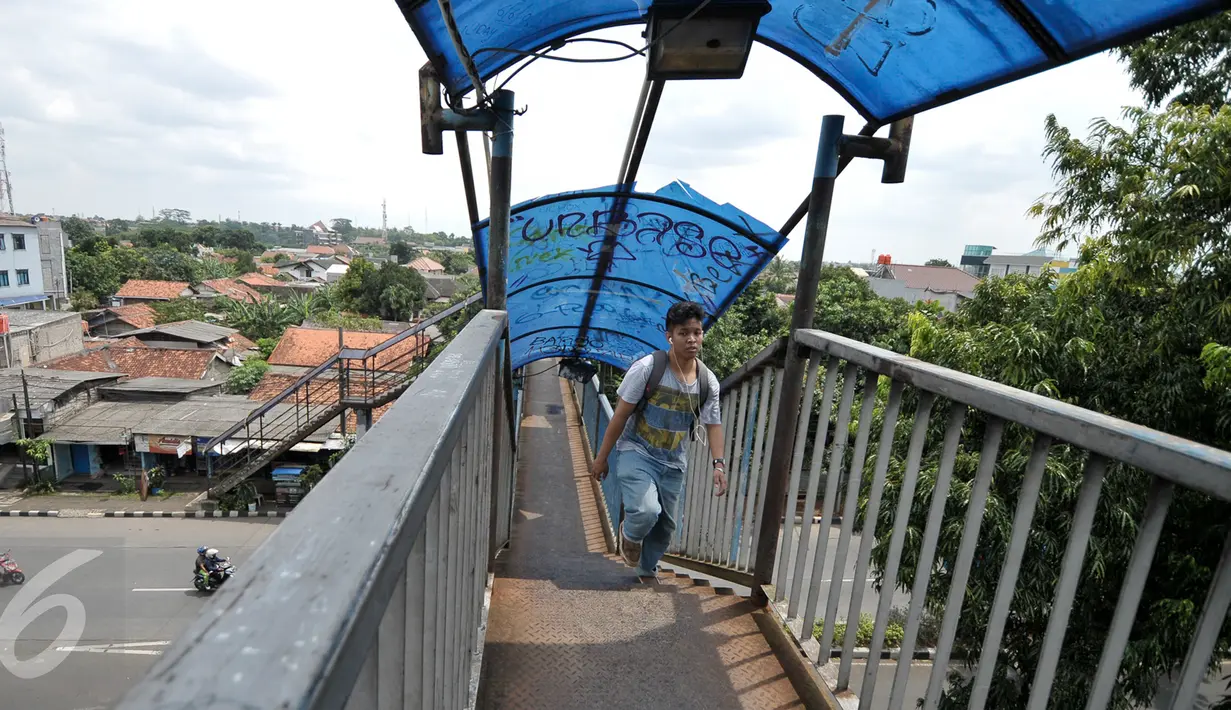 Atap jembatan penyeberangan orang (JPO) di Jalan Raya Lenteng Agung rusak dan berlubang , Jakarta Selatan, Kamis (29/12). Kondisi JPO Lenteng Agung memprihatinkan dan butuh perbaikan. (Liputan6.com/Yoppy Renato)
