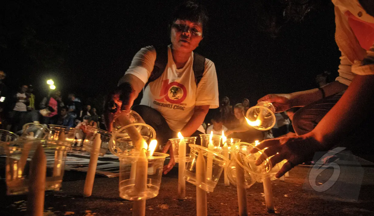 Seorang aktivis menyalakan lilin saat aksi damai untuk save Mary Jane di depan Istana Merdeka, Jakarta, Minggu (26/4/2015). Aksi tersebut meminta eksekusi atas Mary Jane dibatalkan. (Liputan6.com/Faial Fanani)