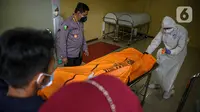 Petugas membawa kantong jenazah korban kebakaran Lapas Kelas I Tangerang usai diturunkan dari ambulans di RS Polri Kramat Jati, Jakarta, Rabu (8/9/2021). Sebanyak 41 warga binaan tewas akibat kebakaran yang terjadi di Blok C 2 Lapas Kelas I Tangerang. (Liputan6.com/Faizal Fanani)