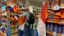 Ssupermarket terbesar di Belanda, Albert Heijn juga tak mau kalah. Mereka menjual berbagai jenis pernak-pernik Belanda dan Euro 2020. Antara lain baju, topi, syal, manisan, pin, rambut palsu, tas, dan tempat minuman. (Foto: Bola.com/Tito Sianipar)