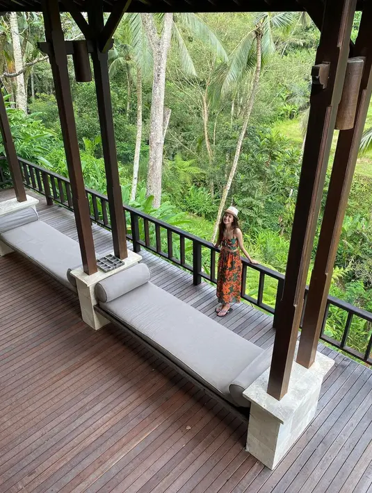 Gaya signature Mikha dengan pakaian dua potong bermotif floral dengan warna cerah. [@miktambayong]