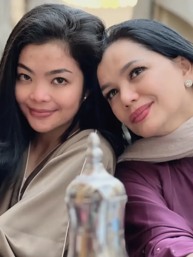 Istri Menteri Perekonomian dan Menteri Olahraga saat menjalankan ibadah umrah. [@yanti.airlangga]