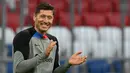 Tak butuh waktu lama bagi striker anyar Barcelona Robert Lewandowski untuk kembali ke markas Bayern Munchen, klub yang pernah dibelanya selama 8 musim sebelum akhirnya memutuskan hijrah ke Barcelona. Ya, hanya berjarak sekitar 2 bulan, striker Polandia tersebut bakal menjadi lawan eks klubnya tersebut di matchday kedua fase grup Liga Champions 2022/2023. Dalam sesi latihan, Lewandowski tampak santai jelang bersua dengan sang mantan. Berikut beberapa momennya. (AFP/Christof Stache)