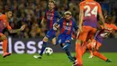 Pemain Barcelona, Lionel Messi, mencetak gol ke gawang Manchester City dalam laga Grup C Liga Champions di Camp Nou, Barcelona, Kamis (20/10/2016) dini hari WIB. (AFP/Lluis Gene)