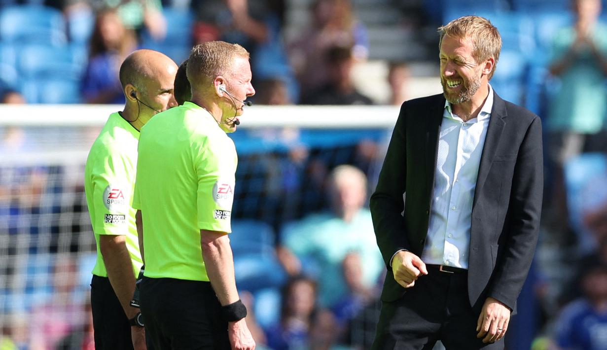 Pelatih dari Brighton and Hove Albion Graham Potter tertawa di depan wasit usai pertandingan pekan keenam Liga Inggris 2022/2023 melawan Leicester City. (AFP/Adrian Dennis)