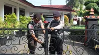 PK menggeledah tiga ruangan di kompleks Kantor Pemerintah Kabupaten Purbalingga. Penggeledahan dikawal ketat petugas kepolisian Banyumas. (Galoeh Widura/Liputan6.com)