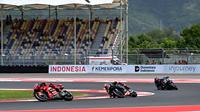 Pembalap Ducati, Marc Maruqez berkompetisi dalam sesi kualifikasi MotoGP Mandalika 2025 di Sirkuit Internasional Pertamina Mandalika, Lombok, NTB, Sabtu (4/10/2025). (AFP/Sonny Tumbaleka)