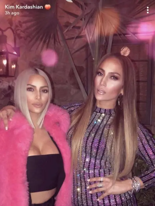 Kim Kardashian pun mengunggah kebahagiaannya di acara JLo tersebut lewat akun Snapchatnya. (The Sun)