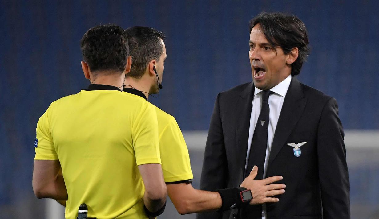 Pelatih Lazio, Simone Inzaghi memprotes wasit Ovidiu Hategan selama pertandingan melawan FC Red Bull Salzburg pada leg pertama babak perempat final Liga Europa di stadion Olimpiade di Roma, Italia (5/4). Lazio menang 4-2. (AFP Photo/Tiziana Fabi)