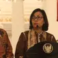 Menteri Keuangan (Menkeu) Sri Mulyani (kanan) didampingi MenPANRB Asman Abnur memberi keterangan terkait THR di Istana Negara, Jakarta, Rabu (23/5). (Liputan6.com/Angga Yuniar)