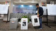 Panitia membawa kotak suara saat proses rekapitulasi penghitungan suara Pemilu 2019 tingkat Kota Jakarta Selatan di Hotel Maharaja, Jakarta, Selasa (7/5/2019). Proses penghitungan suara diselenggarakan selama tiga hari. (Liputan6.com/Herman Zakharia)