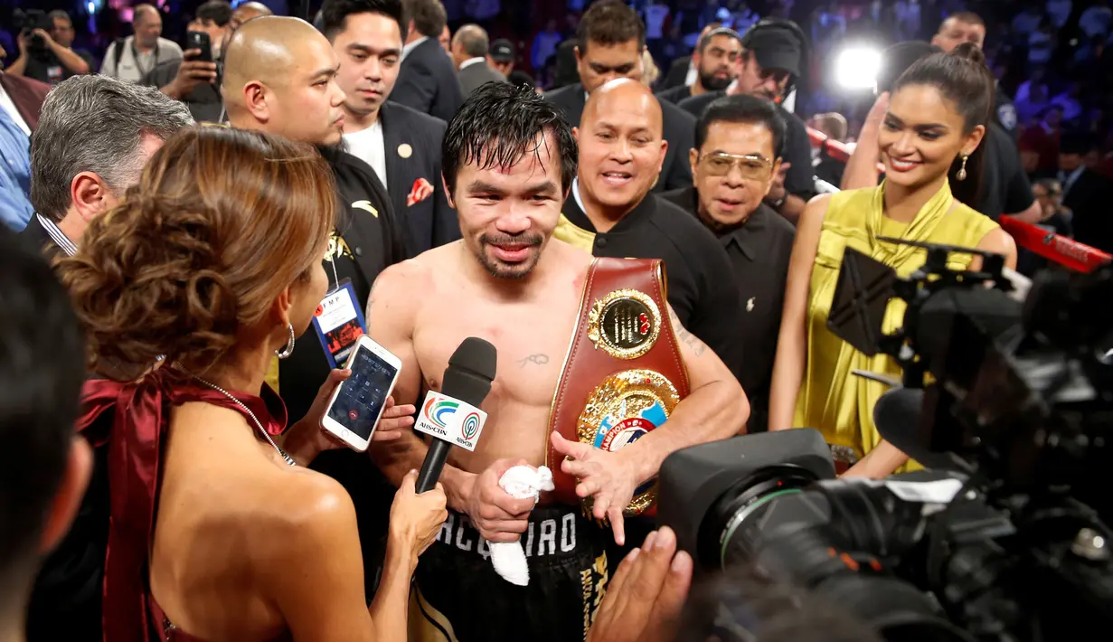 Petinju asal Filipina, berbicara dengan wartawan setelah berhasil mengalahkan juara kelas welter WBO Jessie Vargas di Las Vegas, AS (5/11). Pacquiao merebut sabuk juara dari petinju Meksiko Jessie Vargas setelah menang angka mutlak. (Reuters/Steve Marcus)