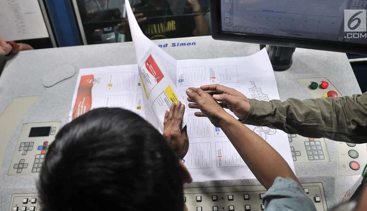 Petugas mengecek surat suara legislatif di Kompas Gramedia, Jakarta, Minggu (20/1). KPU resmi memproduksi surat suara untuk kebutuhan Pemilu 2019, total sebanyak 939.879.651 surat suara yang dicetak. (Merdeka.com/Iqbal S. Nugroho)