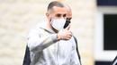 Karim Benzema saat tiba di Pusat latihan Timnas Prancis di Clairefontaine-en-Yvelines, Rabu (26/5/2021). Benzema kembali memperkuat Timnas Prancis setelah enam tahun absen. (AFP/Franck FIfe)