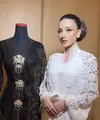 Tsania Marwa baru saja mengunggah potret diri tampak elegan dibalut kebaya hitam. Sebelumnya ia pun mengenakan robe putih brokat. [@bennusorumba]