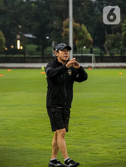 Pelatih Shin Tae-yong menghadiri sesi latihan Timnas Indonesia menjelang laga leg pertama kontra Vietnam pada semifinal Piala AFF 2022, di Lapangan A Kompleks Gelora Bung Karno, Jakarta, Rabu (4/1/2023). Skuad Garuda – julukan Timnas Indonesia –akan menjamu Vietnam pada semifinal Leg 1 Piala AFF 2022, Jumat 6 Januari 2023 mendatang. (Liputan6.com/Faizal Fanani)