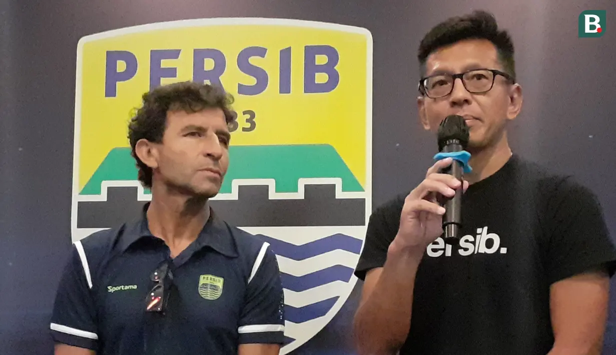 Direktur PT Persib Bandung Bermartabat (PBB), Teddy Tjahjono (kanan) bersama Luis Milla. (Bola.com/Erwin Snaz)