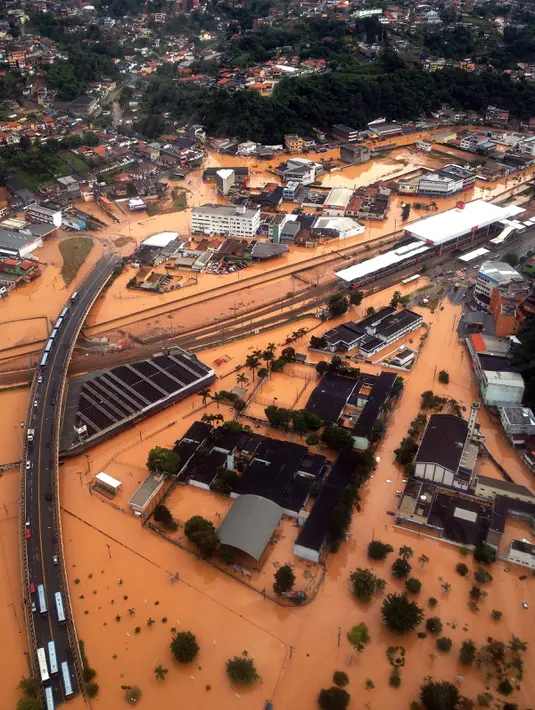 Pemandangan banjir yang merendam wilayah Franco da, sekitar 26 km dari Sao Paulo, Brasil, Jumat (11/3). Hujan deras yang mengakibatkan banjir dan longsor tersebut menewaskan sedikitnya 19 orang. (AFP PHOTO/Marcel Naves)