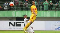 Kapten Bhayangkara FC Indra Kahfi beraksi dalam ajang Trofeo Bhayangkara 2017. (Bola.com/Iwan Setiawan)