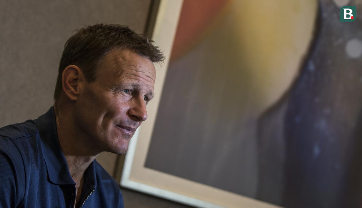 Teddy Sheringham menjawab pertanyaan saat interview di Hotel Ayana MidPlaza, Jakarta, Jumat (4/5/2018). Mantan pemain Timnas Inggris ini pada kariernya pernah membela Tottenham dan Manchester United. (Bola.com/Vitalis Yogi Trisna)