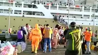 Pemeriksaan penumpang KM Lambelu di Pelabuhan Murhum Baubau, Senin (6/4/2020).(Liputan6.com/Ahmad Akbar Fua)