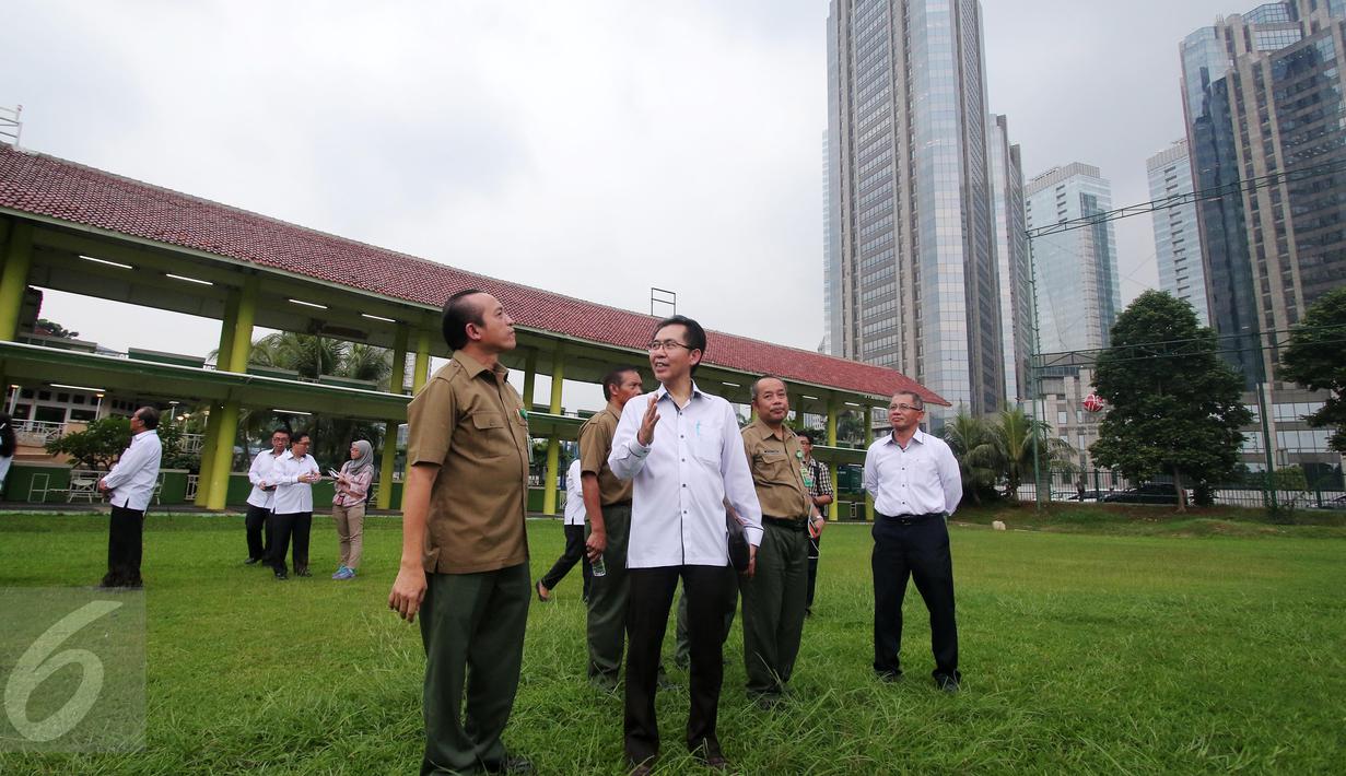 Direktur Utama PPKGB Winarto (kanan) bersama dengan Sekjen Kementrian LHK Bambang Hendroyono saat meninjau lahan eks Senayan Golf Driving Range di Jakarta, Senin (22/2). (Liputan6.com/Angga Yuniar)