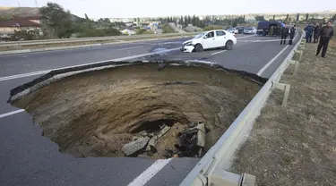 Sinkhole raksasa terbentuk di tengah jalan utama dekat Simferopol, ibukota Crime. (REUTERS/Pavel Rebrov) 