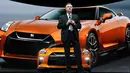 Wakil presiden eksekutif pemasaran global Nissan, Daniele Schillaci saat memperkenalkan Nissan GT-R 2017  dalam New York International Auto Show 2016 di Manhattan, New York, Rabu (23/3). (Bryan Thomas/GETTY IMAGESNORTH AMERICA/AFP)