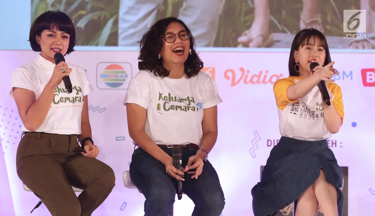 Pemeran film Keluarga Cemara saat memberi keterangan kepada peserta EGTC 2018 di Graha Sanusi Hardjadinata, Universitas Padjajdaran, Bandung, Rabu (5/12). Mereka bercerita seputar proses pembuatan film tersebut. (Liputan6.com/Helmi Fithriansyah)