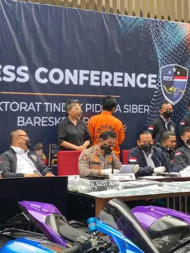 Masih Penuh Senyum, Ini 6 Potret Doni Salmanan yang Sudah Pakai Baju Tahanan