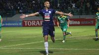 Penyerang PSIS Semarang, Bruno Silva, mencetak gol tunggal kemenangan timnya atas Sriwijaya FC pada laga pekan ke-27 Gojek Liga 1 bersama Bukalapak di Stadion Moch Soebroto, Magelang, Selasa (23/10/2018). (Bola.com/Ronald Seger Prabowo)