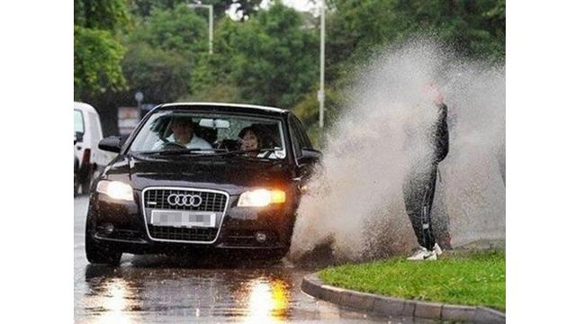 5 Momen Apes Saat Hujan Ini Bikin Nyesek