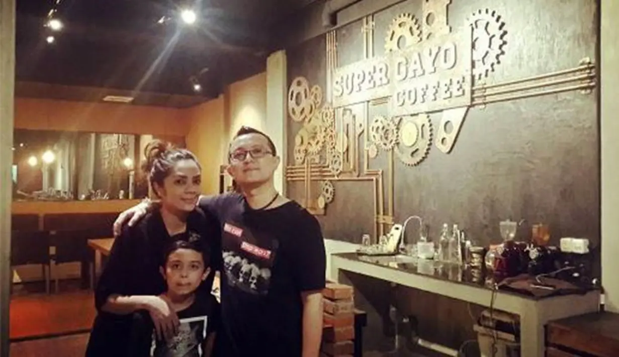 Setelah itu, keduanya ketemu kembali. Hubungan keduanya makin dekat. Bintang sinetron Bidadari 2 dan Bidadari 3 itu melihat musisi grup The Fly saat itu memilki kepribadian baik. (dok. Keluarga)