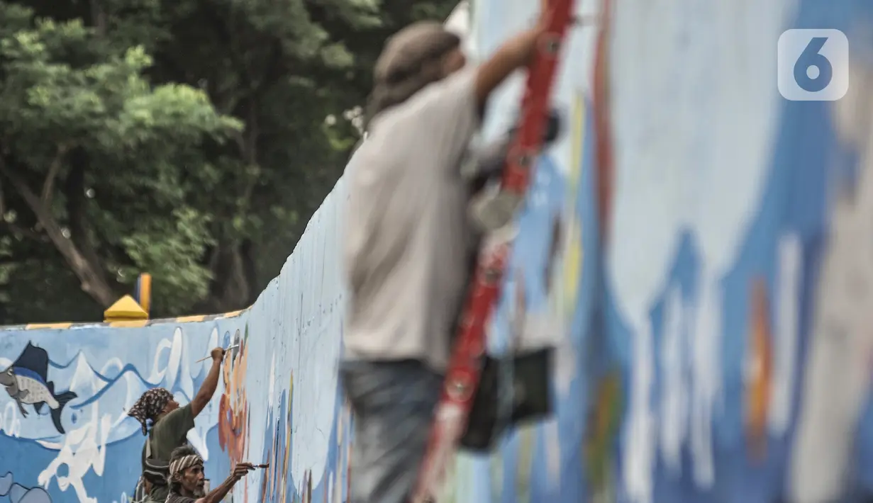 Seniman saat menyelesaikan pembuatan mural di turap Kanal Banjir Barat, Jakarta, Rabu (13/1/2021). Pembuatan mural bertemakan "Kehidupan Sungai" yang dikerjakan oleh seniman dari Komunitas Mural Depok tersebut bertujuan mempercantik lingkungan di sekitar Kali Ciliwung. (merdeka.com/Iqbal S. Nugroho)
