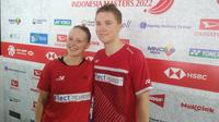Ganda campuran Prancis,&nbsp;Delphine Delrue/Thorn Gicquel, melayani pertanyaan wartawan usai bertanding di Indonesia Masters 2022, Jumat (10/6/2022). (Bola.com/Gregah Nurikhsani)