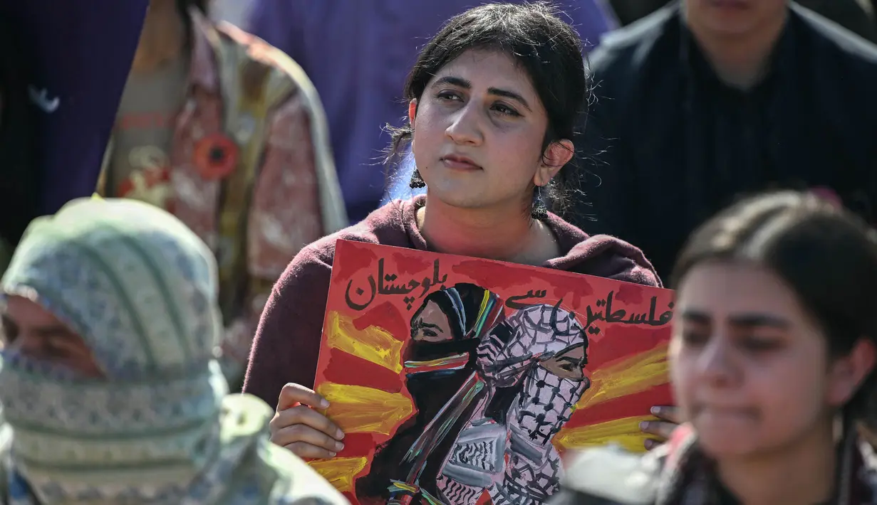 Para aktivis perempuan ikut serta dalam sebuah demonstrasi untuk memperingati Hari Perempuan Internasional di Islamabad pada 8 Maret 2025. (Farooq NAEEM/AFP)