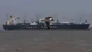 Kedatangan pengangkut LPG ini diperkirakan akan sedikit meredakan tekanan pasokan kebutuhan energi di India. Tampak dalam foto, kapal pengangkut Liquefied Petroleum Gas (LPG) berbendera India, Jag Vasant, yang mengangkut gas minyak cair, terlihat di Pelabuhan Mumbai, India, setelah tiba melewati Selat Hormuz, Rabu, 1 April 2026. (AP Photo/Rafiq Maqbool)