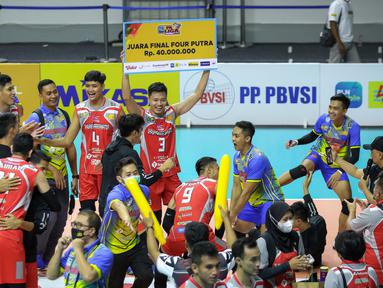 Tim voli putra, Surabaya Bhayangkara Samator melakukan selebrasi usai mengalahkan Jakarta BNI 46 dan menjadi juara final four Proliga 2022. (Bola.com/Bagaskara Lazuardi)