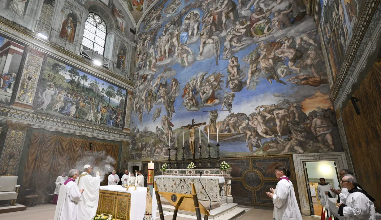 Misa ini menjadi momen simbolik persatuan antara Paus dan para Kardinal. (Handout/Vatican Media/AFP)