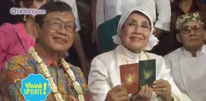 Ajip Rosidi memberikan perhiasan emas seberat 50 Gram sebagai mas kawin untuk Nani Wijaya