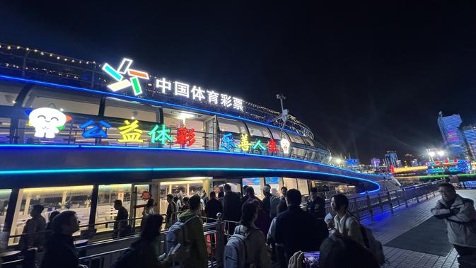 Pelayaran malam night cruise di Sungai Mutiara (Zhujiang) Guangzhou, Cina (Liputan6.com/Delvira Hutabarat)