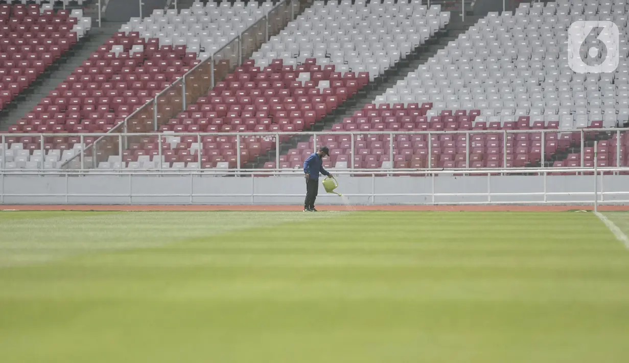 Aktivitas pekerja saat perawatan lapangan Stadion Utama Gelora Bung Karno Senayan, Jakarta Pusat, Kamis (12/1/2023). Perawatan kebersihan Stadion berkapasitas 88.083 penonton tersebut dilakukan secara rutin jelang pertandingan Internasional Sepakbola U-20 di Indonesia yang diikuti 24 negara untuk ajang bergengsi sepak bola yang akan berlangsung 20 Mei hingga 11 Juni 2023 mendatang. (merdeka.com/Iqbal S Nugroho)
