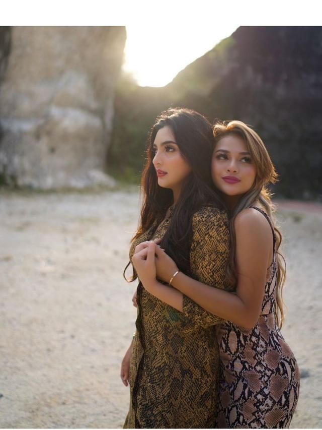 Gaya Ashanty dan Aurel Hermansyah Saat Memakai Baju Motif Ular