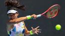 Petenis China, Wang Yafan, memukul bola saat melawan petenis Amerika Serikat, Alison Riske, pada laga Australia Open di Melbourne, Selasa (21/1). (AFP/David Gray)