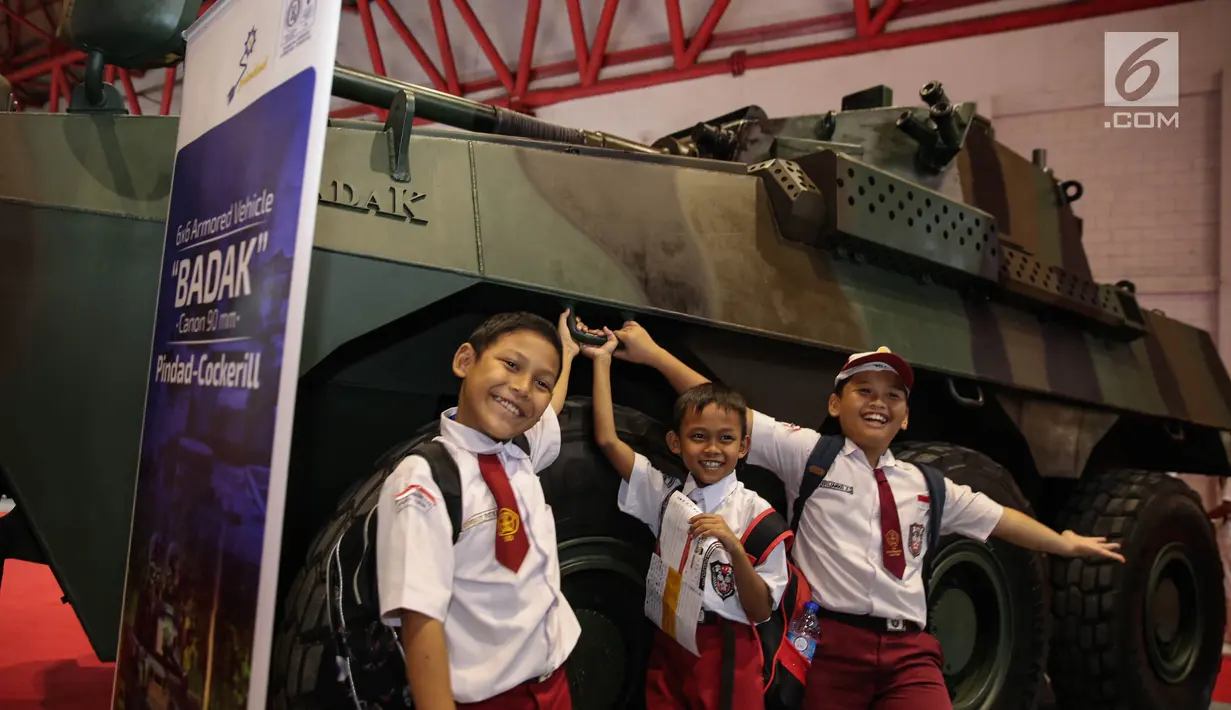 Pelajar foto di samping tank buatan PT. Pindad di Bekraf Habibie Festival 2017, Jakarta, Senin (7/8). Pameran berlangsung dari 7 -13 Agustus menampilkan teknologi inovasi lebih dari 100 perusahaan dan komunitas bidang IPTEK. (Liputan6.com/Faizal Fanani)